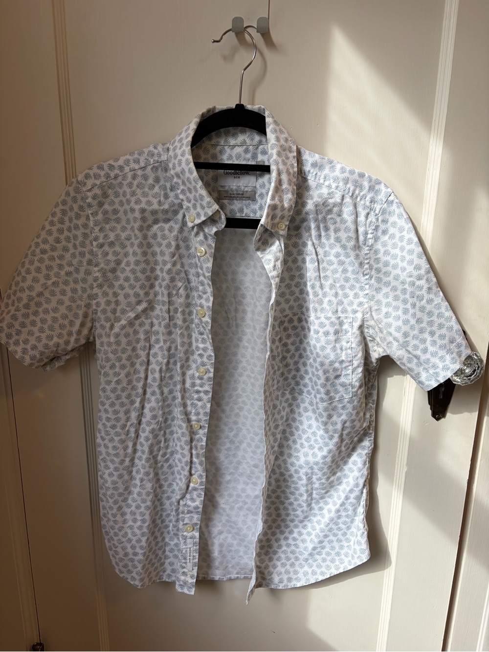 Goodfellow & Co Men’s White Short-Sleeve Button-Up Shirt with Blue/Gray Print